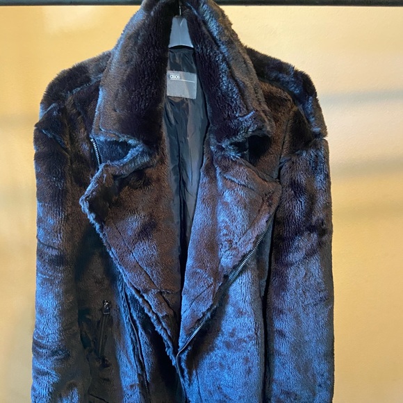 Get your hands on this stylish faux fur! - Picture 3 of 5